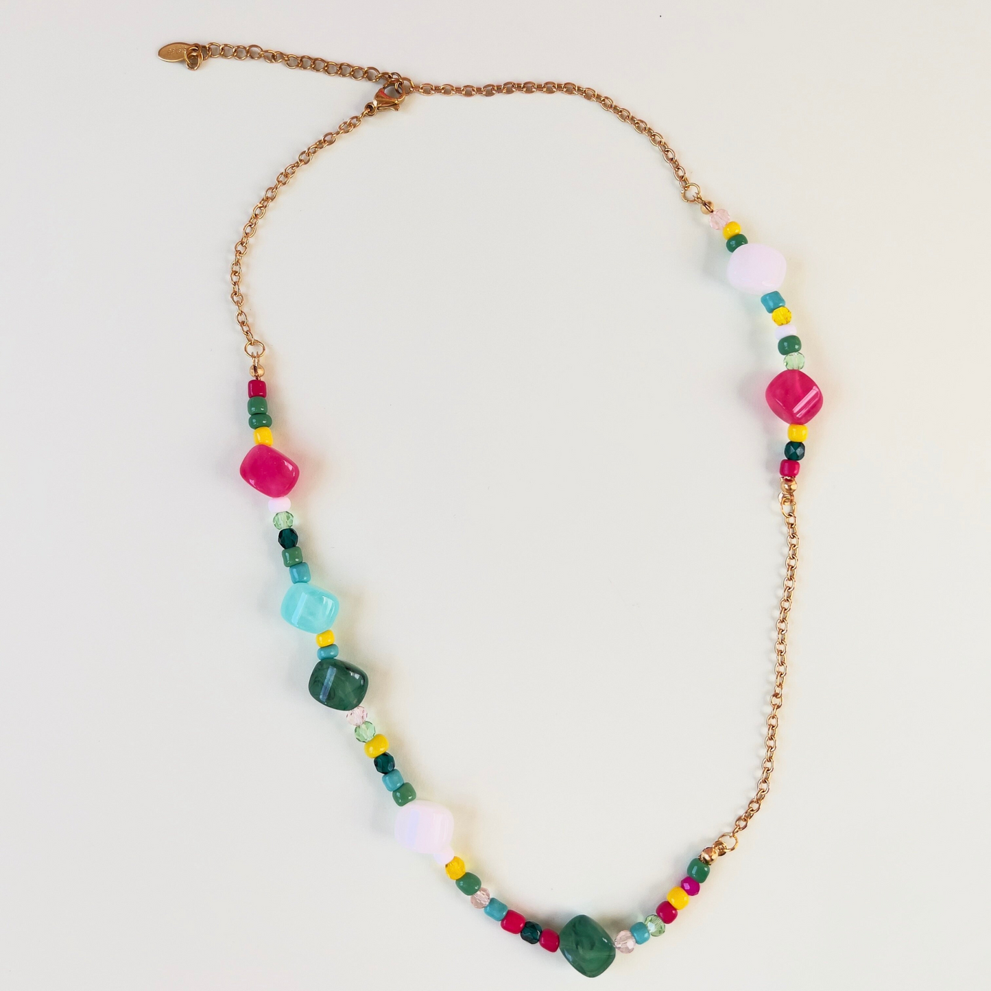Collar de cuentas de colores