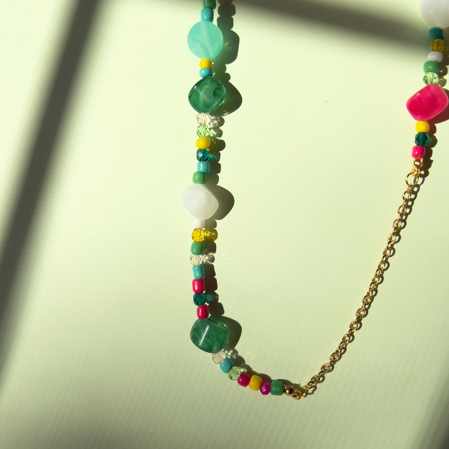 Collar de cuentas de colores